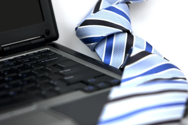 Krawatte und Laptop — Stockfoto