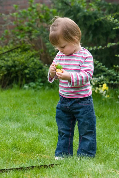 Babygirl está explorando sus dulces — Foto de Stock