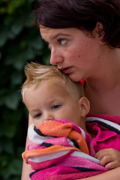 Kobieta trzyma jej syna — Zdjęcie stockowe
