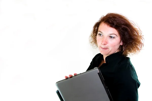Молодая женщина с ноутбуком. — стоковое фото