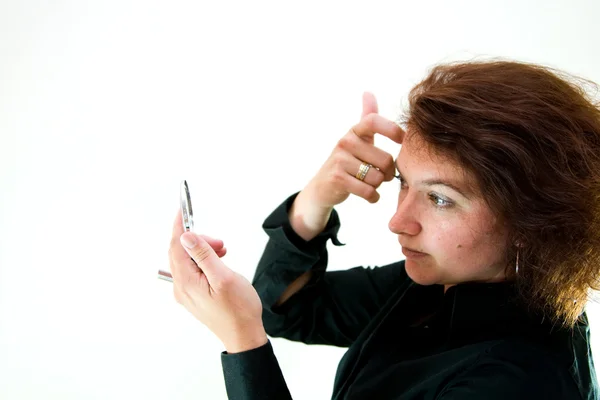 Woman is doing her make-up. — Stock Photo, Image
