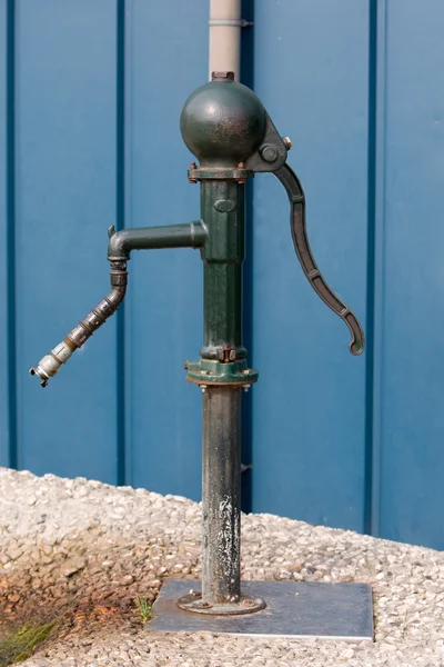 Gammel vannpumpe – stockfoto