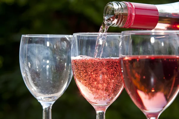 Gieten Van Een Roze Wijn Een Glas — Stockfoto