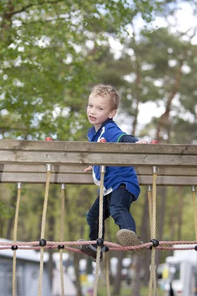 Мальчик Играет Веревке — стоковое фото