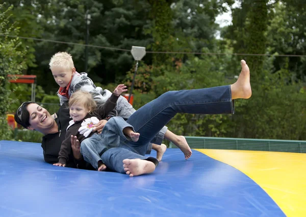 Familie Hat Spaß Auf Dem Spielplatz — Stockfoto