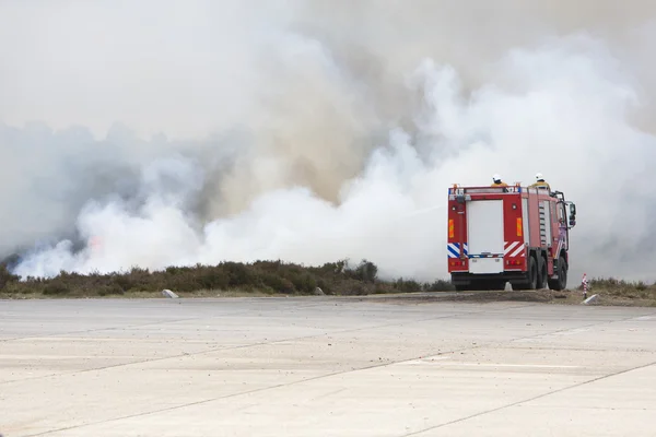 Brandweerwagen Omgeven Door Rook Vuur — Stockfoto