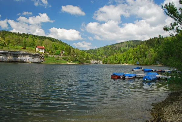 Brenets Lago en la suciedad de la famosa "le saut du Doubs " — Foto de Stock