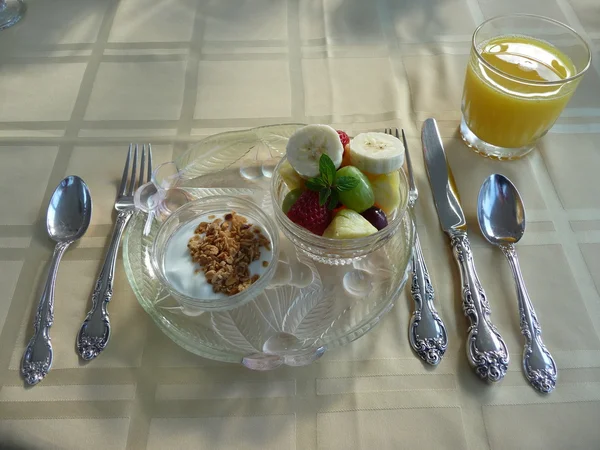 Kahvaltı meyve ve tahıl ve eski yemekleri masasi