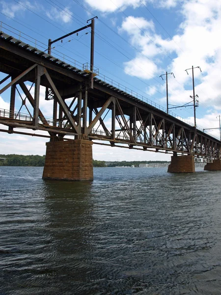 Żelazo most nad rzeką w Stanach — Zdjęcie stockowe