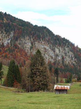 dağlar ile açık bir kulübede Almanya Oberstdorf şehir