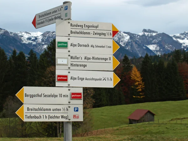 Señal con indicaciones a diferentes restaurantes en los Alpes —  Fotos de Stock