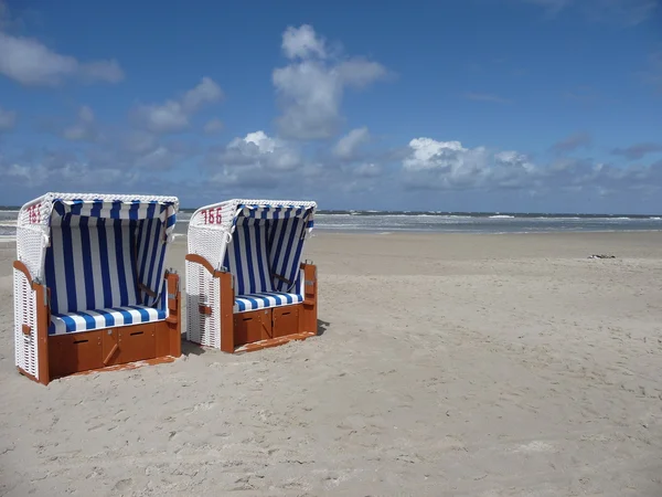 Céu Azul Bonito Com Duas Cadeiras Praia Uma Ilha — Fotografia de Stock
