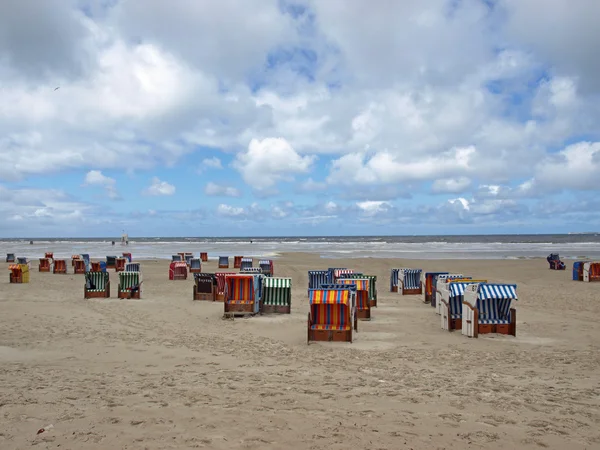 在岛上 与蓝蓝的天空很宽的沙滩上 Amrum Beachchairs — 图库照片