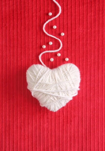 Heart of Knitting on red - Valentine 's card — стоковое фото