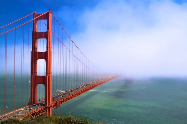 Goldene Torbrücke mit Nebel — Stockfoto