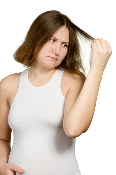 Entzückende Frau Inspiziert Ihre Haare Über Weiß — Stockfoto