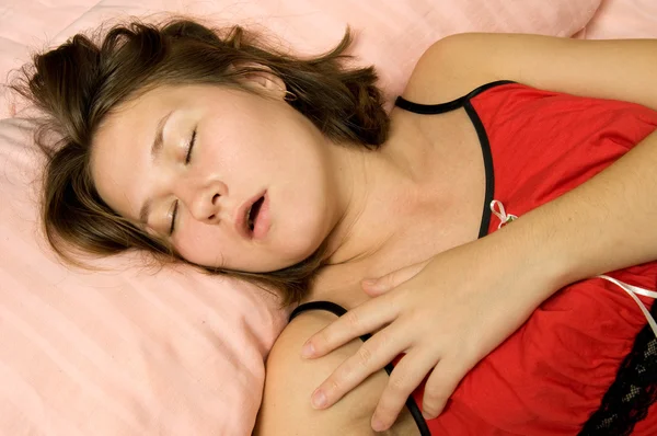 Portret van slapende jonge vrouw in bed — Stockfoto