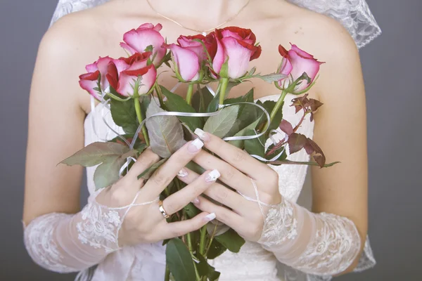 Noiva segurando uma rosa vermelha — Fotografia de Stock