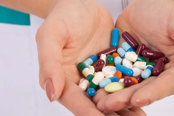 Pillole in mano al medico — Foto Stock