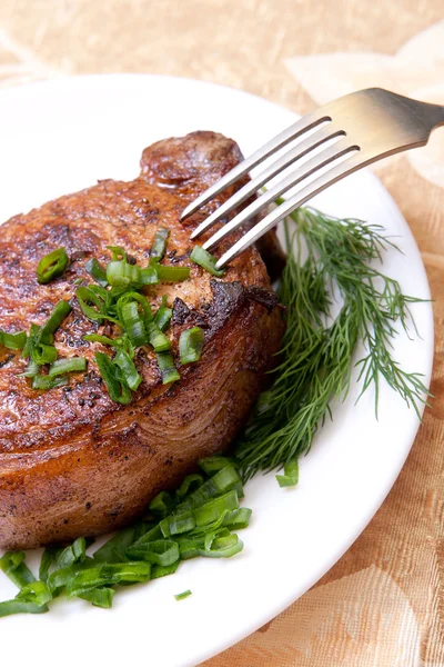 Leckeres gebratenes Steak mit Kräutern — Stockfoto