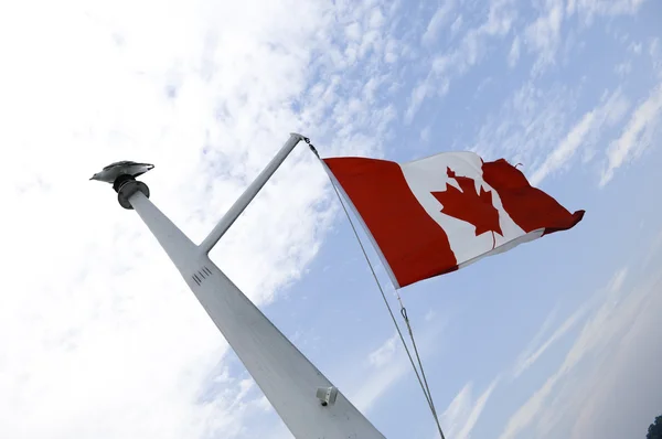 Drapeau canadien flottant. Sur un bateau mat — Photo