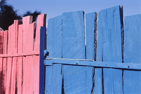 Цветной деревянный забор — стоковое фото