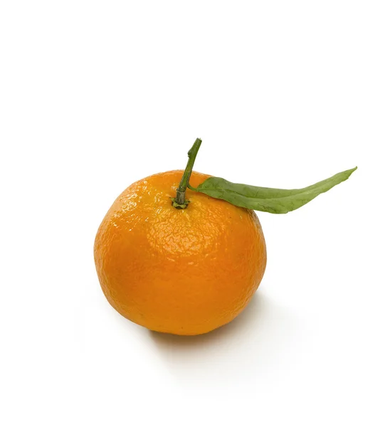 Mandarine mit einem Blatt isoliert — Stockfoto