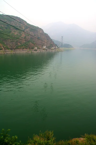Çin'de teleferik. Göl yansaj — Stok fotoğraf