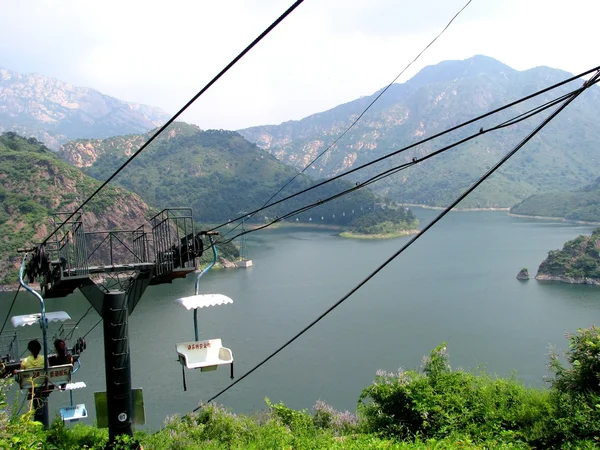 Kolejki linowej w Chinach. Jezioro yansaj — Zdjęcie stockowe