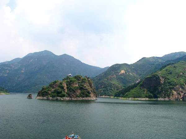 Çin'de teleferik. Göl yansaj — Stok fotoğraf