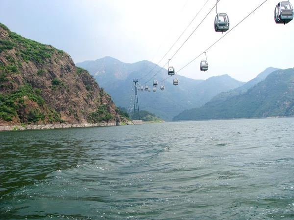 Τελεφερίκ στην Κίνα. λίμνη yansaj — Φωτογραφία Αρχείου