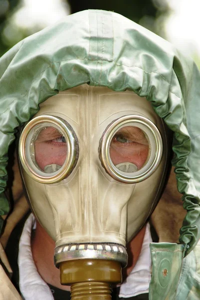 A pessoa em uma máscara de gás — Fotografia de Stock