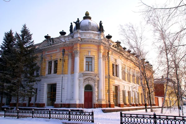 Edifício velho de um museu. A Rússia. Sibéria — Fotografia de Stock