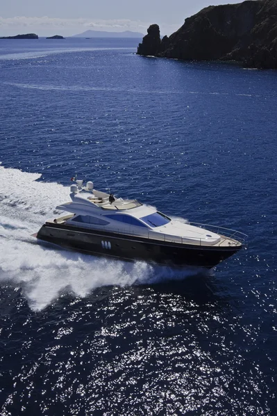Italy, Sicily, Panaresa Island, luxury yacht, aerial view — Stock Photo, Image
