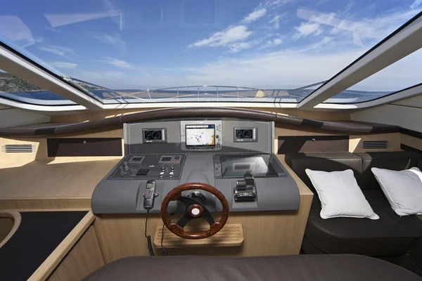 Italy, sicily, Panarea island, luxury yacht, driving consolle — Stock Photo, Image