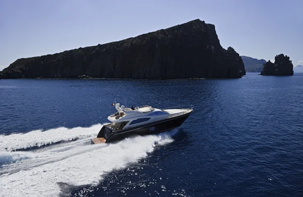 意大利、 西西里、 panaresa 岛、 豪华游艇、 鸟瞰图 — 图库照片