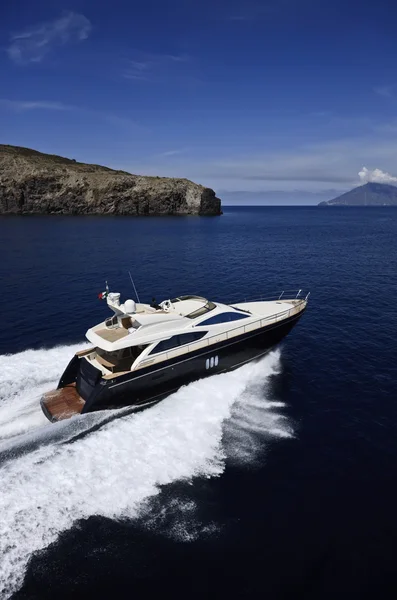 Italy, Sicily, Panaresa Island, luxury yacht, aerial view — Stock Photo, Image