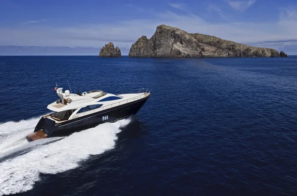 Italia, Sicilia, Isola di Panaresa, yacht di lusso, vista aerea — Foto Stock