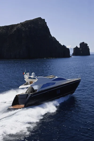 Italie, Sicile, Île de Panaresa, yacht de luxe, vue aérienne — Photo