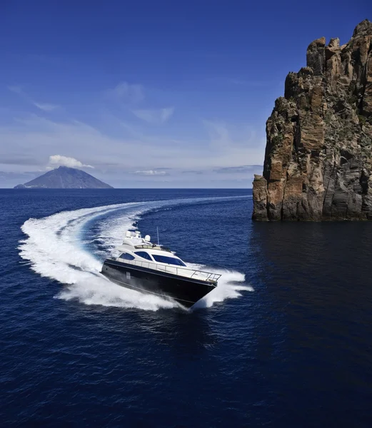 Itálie, Sicílie, ostrov panaresa, luxusní jachty, letecký pohled — Stock fotografie