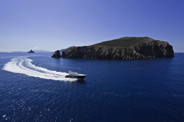 Италия, Сицилия, остров Панарин, роскошная яхта, вид с воздуха — стоковое фото