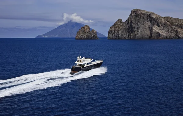 Italia, Sicilia, Isola di Panaresa, yacht di lusso, vista aerea — Foto Stock