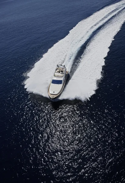 Италия, Сицилия, остров Панарин, роскошная яхта, вид с воздуха — стоковое фото