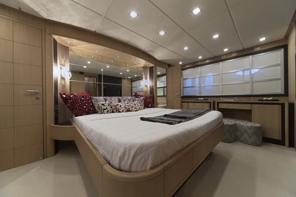 Италия, роскошная яхта, главная спальня — стоковое фото