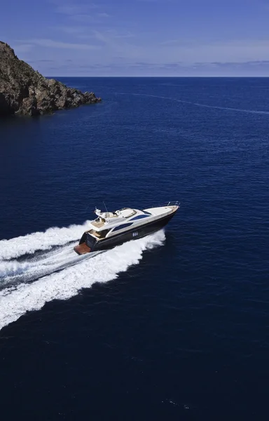 Italia, Sicilia, Isla Panaresa, yate de lujo, vista aérea — Foto de Stock