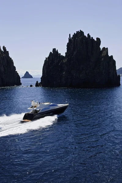 意大利、 西西里、 panaresa 岛、 豪华游艇、 鸟瞰图 — 图库照片