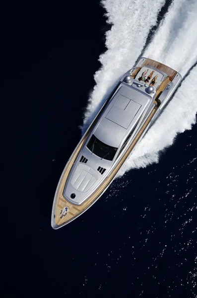 Италия, Лампедуза, Тирренское море, вид с воздуха на роскошную яхту — стоковое фото