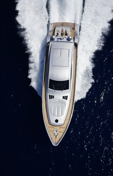 Италия, Лампедуза, Тирренское море, вид с воздуха на роскошную яхту — стоковое фото