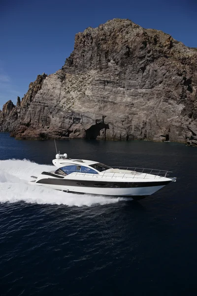 Olaszország, panarea-sziget, a légi felvétel a luxus yacht — Stock Fotó