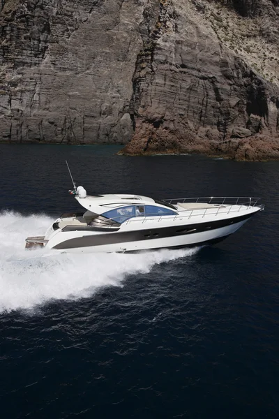 Olaszország, panarea-sziget, a légi felvétel a luxus yacht — Stock Fotó